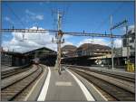 Blick auf die Bahnsteige und die Halle vom Bahnhof in ...