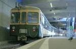 LEB Chemin de fer Lausanne-Echallens-Bercher W�hrend etliche Schweizer Meterspurbahnen 'auf der Strasse' die Stadt verlassen, geniessen einige wenige direkte, untertunnelte Trassen, wie z.B. die LEB*: Der Schnellzug nach Bercher (Bt 52 - B 42 - Be 4/4 27) wartet auf Gleis 2 den ganzen Vormittag auf die Abfahrt um 11.53.
05. M�rz 2010
* Die LEB Trasse verl�uft vom Tunnelausgang bis Union-Prilly auf der Strasse.
