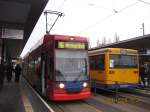 leipzig Hinter der Tatra 10 (Wahren) stand NGT8 1123 'Stadtwerke Leipzig'. Als die 10 weg war, kam sie angerollt. Rechts sieht man noch wie der Bus vorbeif�hrt. 

NGT8: Linie 16 Messegel�nde

MC-Benz: Linie 72 Paunsdorf �. Engelsdorf