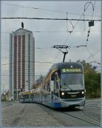 Vor dem unverw�stlichen M -Turm f�hrt die Linie 16 zum Messegel�nde ...