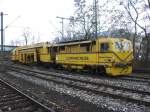 Gleisbaufahrzeug 25 012 von hinten (im g�ppinger Bahnhof, 22.2. 10)  ...
