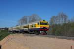 Lettland 1.5.2012  Triebwagen DR1A 254 ist als Schnellzug auf dem Weg von Riga nach  Rekzene unterwegs und passiert eine Langsamfahrstelle am Bahnhof Plavinas.