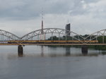 In der Abendsonne fährt ein ER2T über die Daugava.