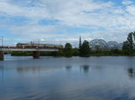 Ein ER2 überquert die Daugava am 7.8.2016. Diese elektrischen Triebzüge wurden in den letzten Jahren einer Modernisierung unterzogen. 7.8.2016, Riga