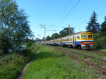 Gut genutzt werden die Züge in den Badeort Jūrmala. Einige der hier verkehrenden Züge fahren bis Sloka oder weiter nach Ķemeri, wo es einen Nationalpark zu besichtigen gibt. ER2-3034-01 am 9.8.2016 nahe Dubulti.