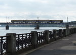 Ein ER2-Zug auf der Brücke über die Daugava in Riga am 8.8.2016. Diese Brücke wird mehrfach pro Stunde befahren, so dass es für den Fotografen nie langweilig wird.