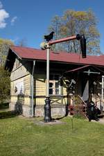 Ein kleines, aber feines Museum zur Geschichte der lettischen Eisenbahnen befindet sich in unmittelbarer Nachbarschaft zum Bf Jelgava. Hier der Eingang zum Museum und davor ein Wasserkran. Im Inneren dann zahlreiche Exponate zu Stellwerkstechnik, Betriebsabläufen und Uniformen, sowie Fotos, Streckennetzkarten u.s.w.   (13.05.2017)