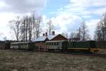 Kreuzung im Bf Kalniena mit dem Planzug, geführt von TU7A-2994, und dem Sonderzug, mit der Gr Nr. 319, am 11.05.2017. Leider war da die Sonne weg und es fing an zu schneien.