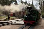 Abfahrbereiter Zug mit MI-631 im Bf Muzejs (Museum) am 14.05.2017. Das EG ist der originalgetreue Nachbau des EG des eh. Bf Mazirbe, welches 1916 an der Heeresfeldbahnstrecke Ventspils - Stende errichtet wurde.