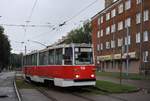 Tw.110 der Linie 3 übersetzt in der Parades iela auf das Gegengleis, um kurz darauf in die eingleisige Strecke in die Cietokspe iela einzubiegen. (08.08.2019)
