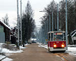 KTM-5 der Straßenbahn Daugavpils auf der Linie 2 in der Ventspils iela zeigt sich im letzten Licht des Tages. 28.12.2019, Daugavpils