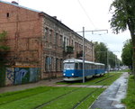 Die Häuser in Lettland haben großteils keine erneuerte Fassade, was einen großen Charme ausmacht. Tatra T3D mit der Nummer 074 am 11.8.2016 in der Vienības iela, Daugavpils