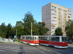 Bei tiefstehender Morgensonne treffen sich zwei Straßenbahnen des russischen Typs KTM-5 nahe der Poliklinik.