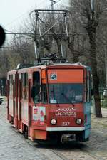 Der Tw 237 der Straßenbahn Liepãja ist ein KT4D Baujahr 1979, der 2000 von der Straßenbahn Cottbus übernommen wurde, dort war er als Tw 4 im Einsatz. Am 15.05.2017 ist er soeben an der Hst. 5. Vidusskola, in der Rigas iela, abgefahren.