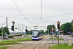 Straßenbahn Škoda 15T2 ForCity Alfa Riga #57561 der Linie 1 am 24.06.2021, 11. novembra krastmala, Rīga.