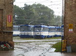 Im Rigaer Tram-Depot werden die moderneren T3MR und die älteren T3SU bei den immer wiederkehrenden starken Regenschauern ordentlich nass.