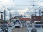 Die Akmens tilts ist eine Brücke in Riga, die die Daugava überquert. Die Tatra T3A mit der Nummer 30721 nutzt unbeeindruckt vom tosenden Verkehr ihre eigene Trasse. 7.8.2016, Riga