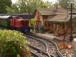 Bahnhofszene mit einfahrenden Personenzug auf meiner Gartenbahn.  ...