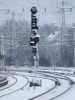 Ein wundersch�n schneeverziehrtes Ausfahrsignal im Essener Hbf am 03.01.2010.  ...