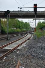 Vorsignal und Rangiersignal geben freie Fahrt auf dem Gleis in ...