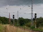 Lichtsignale Ausgerechnet als ich die ehmaligen Ausfahrsignale D und E von Sagard,in Richtung Sassnitz,fotografierte,schwirrte mir ein Insekt vor der Linse.