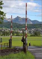 Großvaters Schrankenanlage in Liechtenstein. Für die Bahntechnikfans hier ein überraschender Beifang mit Technik aus dem vorletzten Jahrhundert im reichsten Land... Mauren, Mai 2017.

Der Fokus lag mehr auf der Sichtbarkeit der Technik, denn auf der Landschaft. Insgeheim hofft man, dass die Anlage auch die Streckensperrung wegen Bauarbeiten im Juni überleben möge.