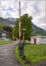 Großvaters Schrankenanlage in Liechtenstein. Für die Bahntechnikfans hier ein überraschender Beifang mit Technik aus dem vorletzten Jahrhundert im reichsten Land... Mauren, Mai 2017.

Der Fokus lag mehr auf der Sichtbarkeit der Technik, denn auf der Landschaft. Insgeheim hofft man, dass die Anlage auch die Streckensperrung wegen Bauarbeiten im Juni überleben möge.