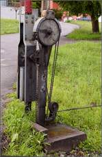 Großvaters Schrankenanlage in Liechtenstein. Für die Bahntechnikfans hier ein überraschender Beifang mit Technik aus dem vorletzten Jahrhundert im reichsten Land... Mauren, Mai 2017.

Der Fokus lag mehr auf der Sichtbarkeit der Technik, denn auf der Landschaft. Insgeheim hofft man, dass die Anlage auch die Streckensperrung wegen Bauarbeiten im Juni überleben möge.