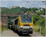 linie-10-nordstrecke-luxemburg---belgische-grenze Der IR 113 Liers-Luxembourg donnert am 17.07.10 ohne Zwischenstopp durch die Haltestelle Michelau vor der Kulisse der Burg Bourscheid. (Hans) 