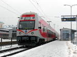 In Litauen fahren hauptsächlich neuere Triebfahrzeuge, unter anderem die in Tschechien produzierten EJ575 (entsprechend der dortigen Reihe 471). Hier wartet EJ575 001 auf die Abfahrt im Bahnhof Vilnius. 1.1.2019