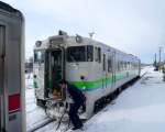 lokalverkehr---ehemstaatsbahn-und-jr-hokkaido Lokalverkehr in Ost-Hokkaido: Schaffner vor dem Sprung - Triebwagen KIHA 40 721 wurde vom KIHA 54 507 abgekuppelt und etwas zur�ckgefahren. Shiretoko Shari, 18.Februar 2009.  