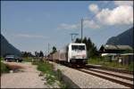 185 666 “RedZebra” ist beim Kloster Raisach mit einem KLV-Zug ...