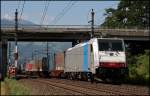 E186 001 (9180 6186 101-2 D-Rpool) schiebt den KLV-Zug nach. ...
