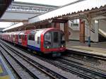 Stadtausw�rts fahrender Zug der Central Line erreicht die Newbury Park ...