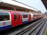 london-underground Stadtausw�rts fahrender Zug der Central Line in der Newbury Park Station, 18.3.010.