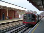 Stadteinw�rts fahrender Zug der Central Line erreicht die Newbury Park ...