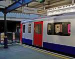 london-underground Zug der District Line in der South Kensington Station, 18.3.010.