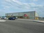 lorraine-tgv-louvigny Der Bahnhof 'Lorraine' bei Louvigny, mitten in Lothringen und von der Autobahn selber auch schlecht zu erreichen, weil kaum ausgeschildert. Drinnen gibts neben 3 Fahrkartenschaltern noch einen Zeitungsladen und einen Autovermieter. Das wars dann aber auch. Am Bahnhof selber fahren Z�ge nach Ost- (Stra�burg), Nord- (Lille) und Westfrankreich (Bordeaux & Le Havre).
 Louvigny, der 25.4.2010