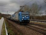 Die 185 528 und die 1216 921 am 14.01.2012 mit ...