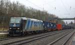 185 546-9 mit einem recht langen Containerzug in Fahrtrichtung Norden ...