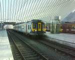 Ein belgischer Triebwagen bei der Einfahrt in den L�tticher Bahnhof. ...
