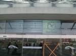 luttich-alle-bahnhofe Hier mal die �ber dem Eingangsbereich des Bahnhofes Li�ge Guillemins angebrachten Abfahrtstafeln. Diese werden von hinten gegen die Scheiben projeziert. Das finde ich mal eine gute Idee. Gesehen am 17.3.2010.