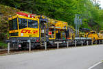 
Der CFL Robel 781 ein Robel Interventions- und Instandhaltungsfahrzeug 57.54 (IIF), Schweres Nebenfahrzeug Nr. 99 82 9236 781-5 L-CFLIF (Véhicule secondaire lourd Nr.) der CFL Infrastruktur ist am 14.05.2016 in Kautenbach (Luxemburg) auf dem Gleis nach Wiltz mit einem Oberleitungsmontagezug abgestellt.

Das Fahrzeug wurde 2011 von der ROBEL Bahnbaumaschinen GmbH in Freilassing gebaut und an die CFL geliefert. Zwei Achsen des Fahrzeuges werden hydrostatisch angetrieben, zudem ist das Fahrzeug mehrfachtraktionsfähig.

Zur Instandhaltungsausrüstung gehören:
- Stromabnehmer mit Zusatzeinrichtung zum Erden des Stromabnehmers
- Palfinger PFD 99 Fahrdraht- und Tragseilpositionierer. Das Gerät verfügt über zwei getrennt fernsteuerbare Manipulatoren-Arme, mit denen alle in der Fahrleitungskette auftretenden Eckzüge und Lotlasten aufgebracht werden können.
- Einer Palfinger Hubarbeitsbühne  PA 1002 mit einer max. Korbzuladung 1.000 kg (500 kg + 2 x 250 kg), diese Hubarbeitsbühne, ist dreiteilig. Die PALFINGER Hubarbeitsbühne PA 1002 wurde speziell für die Aufgabenstellung im Fahrleitungsbau und –unterhalt entwickelt. Sie besteht aus einem dreigeteilten Arbeitskorb, welcher mittels einer zentralen Hubsäule stufenlos auf eine Bodenhöhe von 4,5 m angehoben werden kann. Die beiden kleinen Arbeitskörbe (max. je 250 kg Traglast) können zusätzlich seitlich 3 m aus- und nochmals 2,8 m hochgefahren werden. Damit kann bis 9,3 m Arbeitshöhe und bis 4,5 m Reichweite von der Gleismitte effizient und sicher gearbeitet werden. In allen drei Arbeitskörben sind Anschlüsse für elektrische und pneumatische Handwerkzeuge sowie teleskopierbare Arbeitsscheinwerfer vorhanden.
- Palfinger Kran vom Typ PKR 200 D, Hubmoment16,2 mt, Max. Reichweite 14,7 m, Hubkraft 910 kg bei max. Reichweite

TECHNISCHE DATEN:
Anzahl der CFL Serie 780: 1
Nummerierung: 781
Baujahr: 2011
Spurweite: 1.435 mm
Offizieller Name:  57.54 / Interventions- und Instandhaltungsfahrzeug (IIF)
Achsenanzahl: 4
Länge über Puffer: 19.800 mm
Drehzapfenabstand: 13.200
Achsabstand im Drehgestell: 1.800 mm
Raddurchmesser: 920 mm (neu)
Breite: 3.140 mm
Eigengewicht: 56 t
Maximale Nutzlast: 10 t (auf Streckenklasse A 2 t)
Max. Anhängelast: 200 t
Leistung: 215 kW 
Höchstgeschwindigkeit: 100 km/h 
Zugelassene Personenzahl: 5
Kleister befahrbarer Gleisbogen: R 150 m