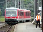 Der Bahnhofsvorsteher hat die Fotografen im Auge, whrend der CFL Triebzug 628/928 506-8 in den Bahnhof von Ettelbrck einfhrt.