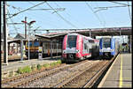 Zugkreuzung am 24.5.2023 im Bahnhof Bettembourg. Um 9.54 Uhr ist rechts der SNCF ET 325 nach Luxembourg Gare unterwegs.
Daneben ist in Gegenrichtung der CFL Elektrotriebzug 04 unterwegs.
Links außen steht der CFL 2022 für die Nebenstrecke nach Volmerange les Mines bereit.
