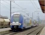 Der SNCF Triebzug 364 durchfhrt am 25.04.09 den Bahnhof von Bettembourg auf seiner Reise von Nancy nach Luxemburg. (Jeanny)