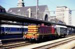 Diesellok CFL 909 rangiert mit einem Güterwagen, den ich für einen Postwagen gehalten habe, am 7.9.1996 im Hauptbahnhof Luxembourg.