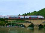 Luxemburg, ein CFL KISS 23xx verlässt Wasserbillig in Richtung Deutschland (Trier, Koblenz). An der Landesgranze überquert er abgebügelt die Brücke über die Sauer (25 kV -> 15 kV). 15.06.2015