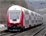 Der neue Steuerwagen 087 fhrt mit Fernlicht an der Spitze des Wendezuges am 24.02.09 in den Bahnhof von Wilwerwiltz ein. Der Zug wird von einer Lok der BR 3000 geschoben, was um 9 Uhr morgens etwas aussergewhnlich ist. (Jeanny)