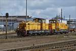 Die CFL Cargo Dieselloks 317 und 319 durchfahren auf dem Gtergleis den Bahnhof Belval-Universit. (Hans) 21.02.2020